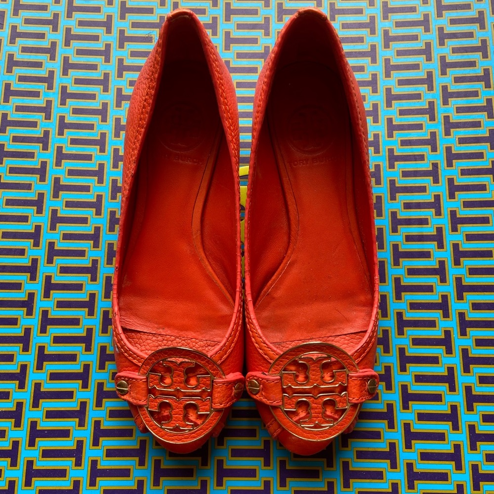 Tory Burch orange open toe flat sandal wedge heel. Size 5.5
